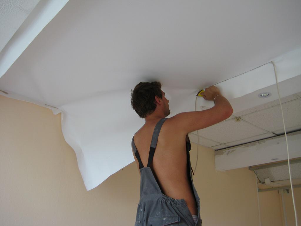 Замена ПВХ полотен в натяжных потолках, работаем с полотнами известных мировых производителей.